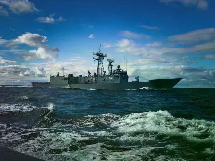 Tàu hộ vệ lớp Oliver Hazard Perry được chế tạo với yêu cầu giá thành không quá đắt để đủ sức thay thế các tàu khu trục cũ cũng như khinh hạm lớp Knox đã lạc hậu.