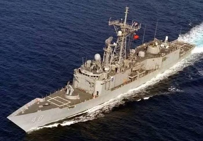 Với chiều dài 136 m, chiều rộng 14 m, lượng giãn nước đầy tải 4.200 tấn, thủy thủ đoàn 176 người, Oliver Hazard Perry có thể được xếp vào phân lớp khu trục hạm cỡ nhỏ.