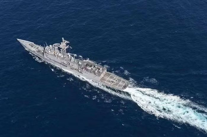 Tàu còn được trang bị 2 cụm 3 ống phóng Mk 32 tương thích ngư lôi chống ngầm hạng nhẹ Mk 46 hoặc Mk 50, 1 pháo hạm Oto Melara Mk 75 76 mm/62 bố trí giữa thân.
