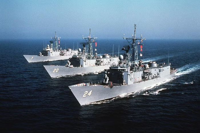 Mặc dù vậy, hiện vẫn còn khoảng 30 chiếc Oliver Hazard Perry khác đang phục vụ trong hải quân một số quốc gia khác trên thế giới dưới dạng chuyển giao hoặc tự đóng tại chỗ.