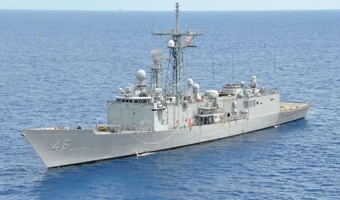 Kèm theo đó là 1 hệ thống phòng thủ tầm cực gần (CIWS) Phalanx cỡ 20 mm và 4 súng máy 12,7 mm. Sàn đáp và nhà chứa cho phép mang theo 2 trực thăng săn ngầm MH-60.