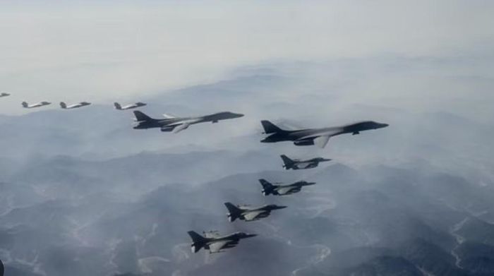 Trong thời kỳ Chiến tranh Lạnh, B-1B đảm nhiệm vai trò oanh tạc cơ xuyên phá tầm thấp trong Bộ Tư lệnh Không quân Chiến lược Mỹ.