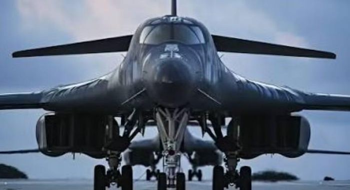 Chiếc B-1B đầu tiên được bàn giao cho Dyess vào tháng 6/1985, trong khi Không đoàn ném bom số 28 tại Ellsworth tiếp nhận chiếc đầu tiên vào tháng 1/1987.