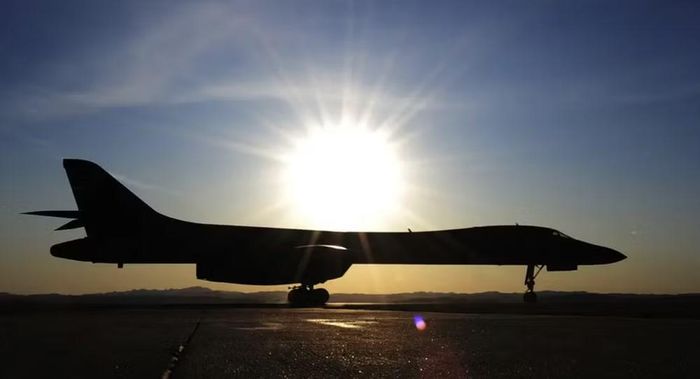 Một nhiệm vụ quan trọng của B-1B là tiếp cận mục tiêu ở độ cao thấp. Máy bay được trang bị radar nhìn phía trước và radar bám địa hình, cho phép tổ lái duy trì đường bay phù hợp với địa hình trong khi thực hiện nhiệm vụ.