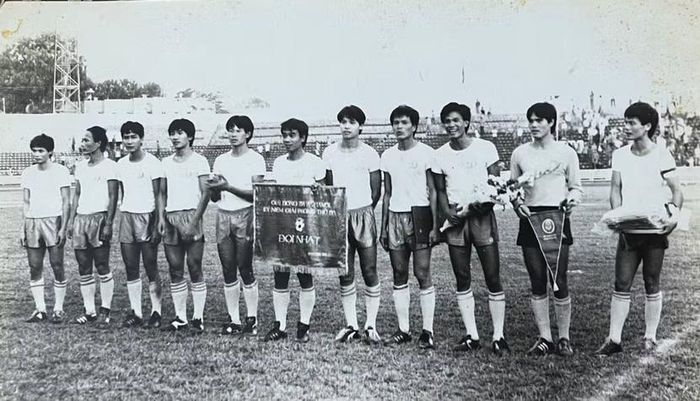 Đội trưởng Đinh Xuân Hải (bìa phải) cùng đội Công an Hà Nội vô địch Giải bóng đá kỷ niệm Giải phóng Thủ đô năm 1988