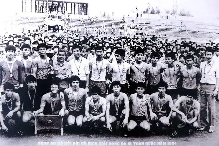 Đinh Xuân Hảo cùng đội hình Công an Hà Nội giành chức vô địch toàn quốc 1984