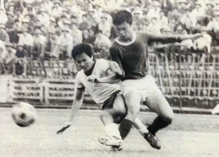 Trung vệ Quản Trọng Hùng (Thể Công) trong pha tranh bóng với tiền đạo Đinh Xuân Hảo (Công an Hà Nội, bên phải) trên sân Hàng Đẫy