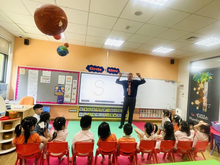 Tăng cường cơ hội để học sinh sử dụng tiếng Anh cả trong lớp học và các hoạt động ngoài nhà trường. Ảnh: Lan Chi.