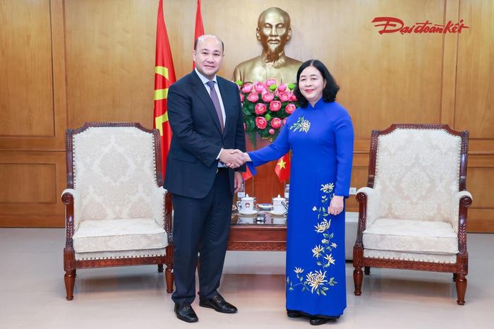 Ủy viên Bộ Chính trị, Bí thư Trung ương Đảng, Bí thư Đảng ủy MTTQ, các đoàn thể Trung ương, Chủ tịch Ủy ban Trung ương MTTQ Việt Nam Bùi Thị Minh Hoài và ông Hun Many - Phó Thủ tướng Chính phủ, Bộ trưởng Bộ Dịch vụ công, Chủ tịch Hội Liên hiệp Thanh niên Campuchia. Ảnh: Quang Vinh.