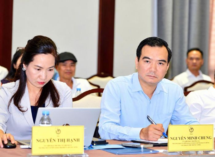 TS. Nguyễn Minh Chung, Ủy viên Ban Thường vụ, Trưởng ban Tuyên giáo và Dân vận Đảng uỷ Mặt trận Tổ quốc, các đoàn thể Trung ương (bên phải) tham dự diễn đàn.