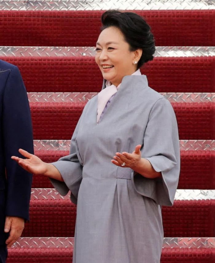  Bà Bành Lệ Viên chào Melania khi cùng ông Tập Cận Bình được đón tiếp tại Căn cứ Andrews, bang Maryland, Mỹ, ngày 23/9. Ảnh: Reuters. 