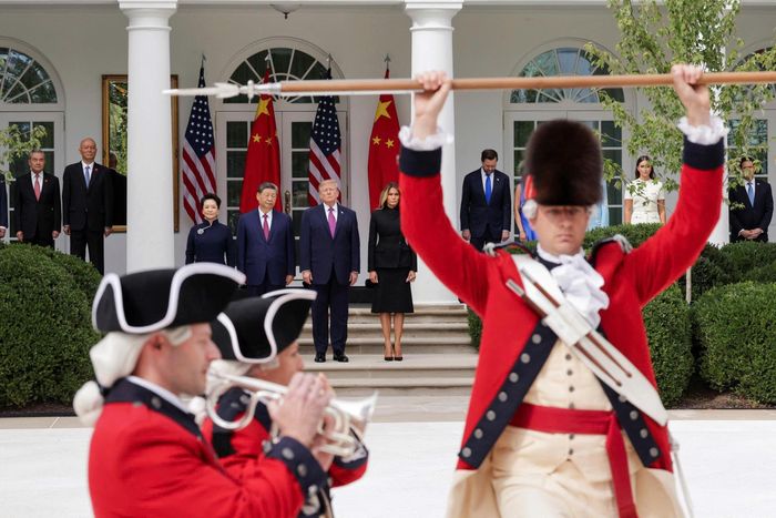 Phu nhân Bành Lệ Viện, Chủ tịch Tập Cận Bình, Tổng thống Donald Trump và Đệ nhất phu nhân Melania Trump tại lễ đón ngày 24/9. Ảnh: Yuri Bloomberg, Reuters.