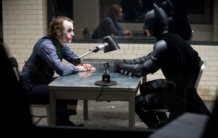 Màn đối đầu giữa Batman và Joker đại diện cho cuộc chiến giữa trật tự và hỗn loạn.