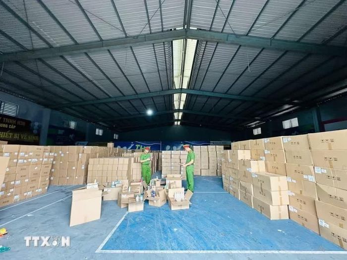  Phòng Cảnh sát kinh tế Công an tỉnh Thanh Hóa đã đồng loạt khám xét 8 địa điểm là nơi ở, nơi làm việc, kho hàng và địa điểm sản xuất của các đối tượng. Ảnh: TTXVN phát. 