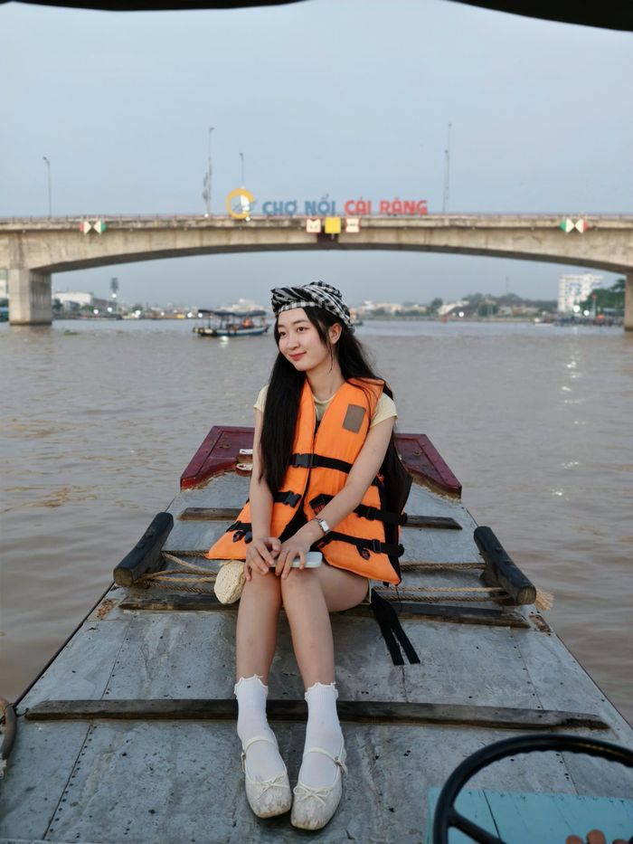 Tôi chiêm ngưỡng tượng Phật nằm khổng lồ ở Sóc Trăng (nay thuộc TP. Cần Thơ), chụp ảnh với hoa giấy ở Hội An, đến làng chài Nhơn Lý, khám phá chợ nổi Cái Răng. 