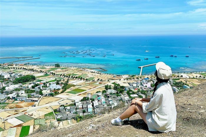  Toàn cảnh đảo Lý Sơn nhìn từ núi Thới Lới. 