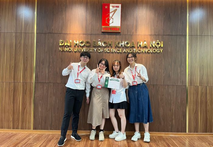 Ngọc Anh có bạn chung cùng học tập và tham gia các hoạt động tại trường.