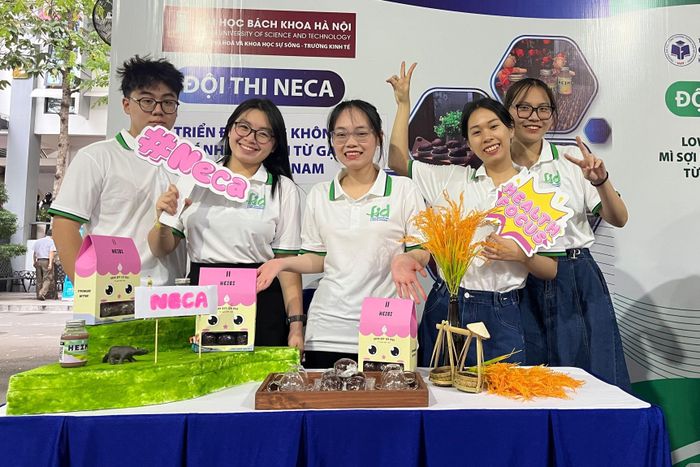 Ngọc Anh cùng nhóm đoạt giải á quân cuộc thi Food Innovation and Development 2024.