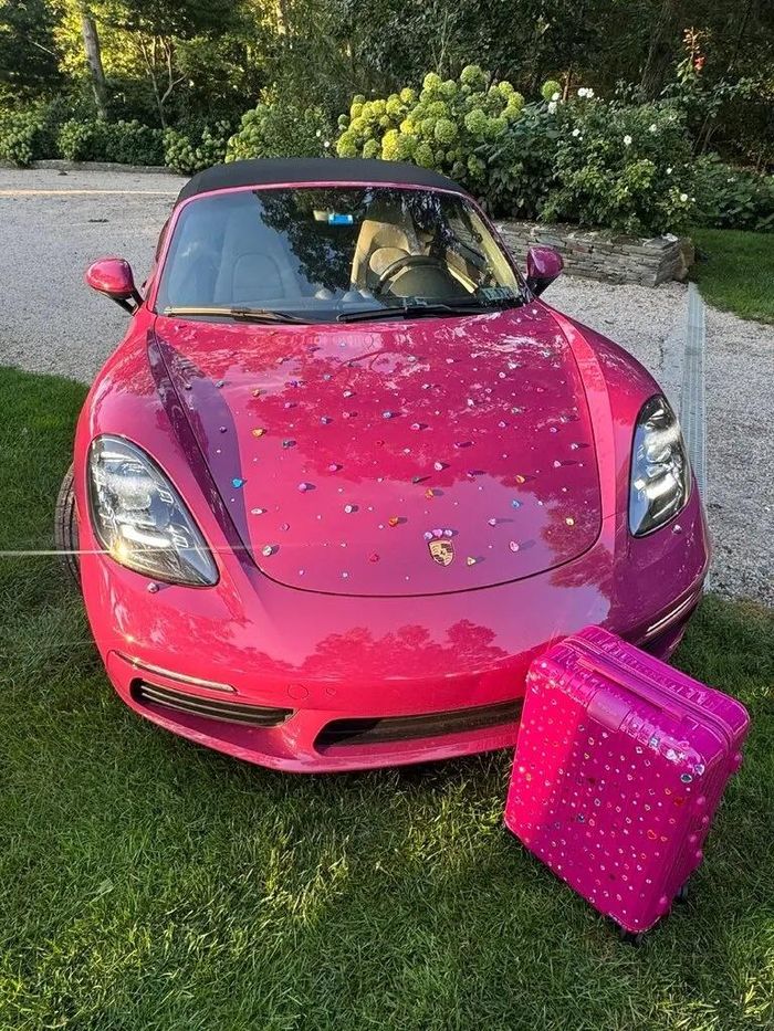  Trong khi Rebecca Williams đính những hạt cườm lên lớp mặt nạ, Phia Dennis lại phủ kín chiếc Porsche bằng sticker. Ảnh: NVCC/The New York Times. 