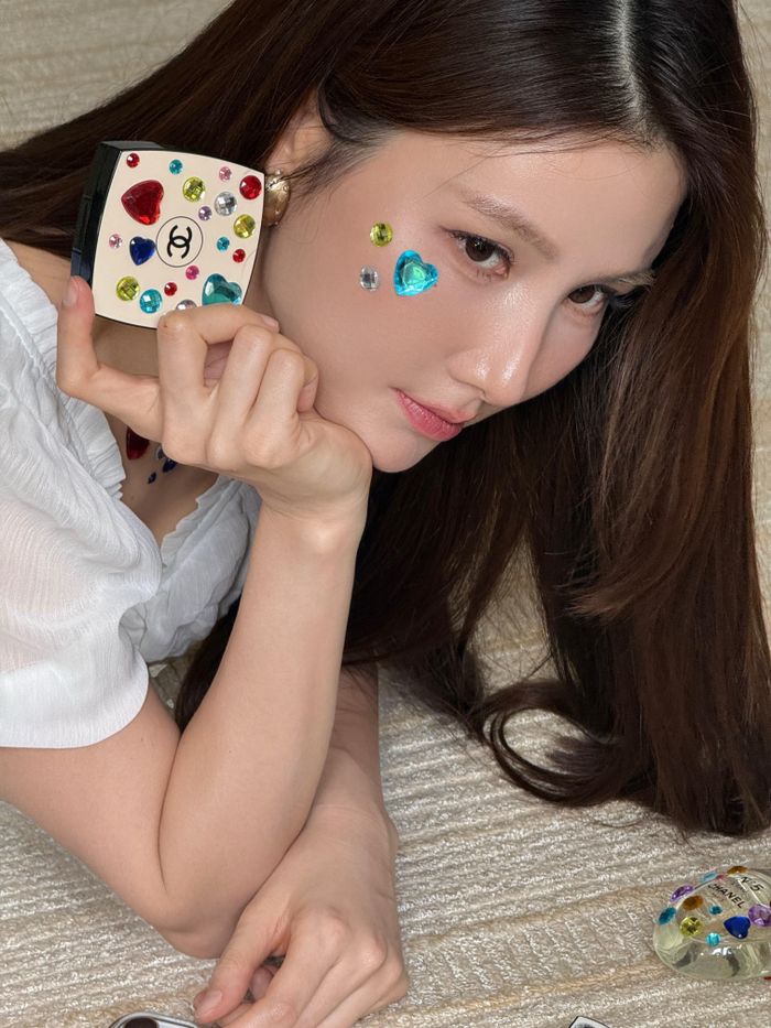  Á hậu Phương Nga và diễn viên Diễm My 9X hưởng ứng trào lưu đính đá lấp lánh lên mặt, phụ kiện. Ảnh: @phuongngabui_, @diemmyvu. 