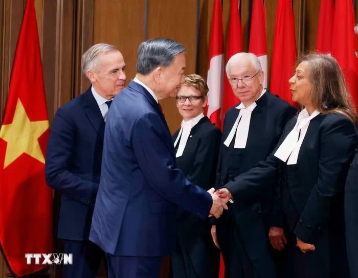  Tổng Bí thư, Chủ tịch nước Tô Lâm với các đại biểu Canada. Ảnh: Thống Nhất/TTXVN. 