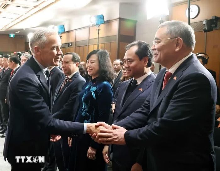  Thủ tướng Canada Mark Carney với các thành viên Đoàn đại biểu cấp cao Việt Nam. Ảnh: Thống Nhất/TTXVN. 