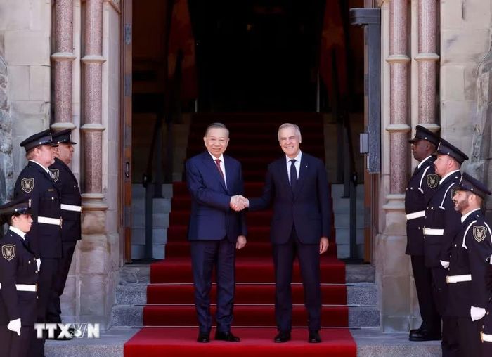  Tổng Bí thư, Chủ tịch nước Tô Lâm và Thủ tướng Canada Mark Carney chụp ảnh chung. Ảnh: Thống Nhất/TTXVN. 
