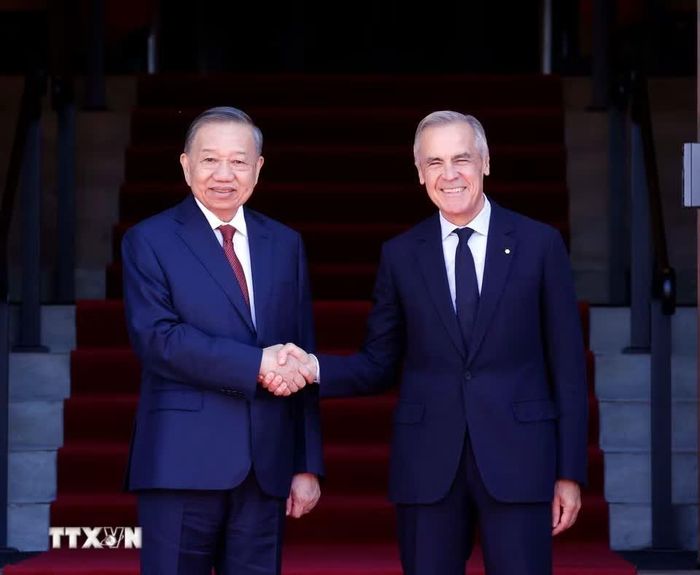  Tổng Bí thư, Chủ tịch nước Tô Lâm và Thủ tướng Canada Mark Carney chụp ảnh chung. Ảnh: Thống Nhất/TTXVN. 
