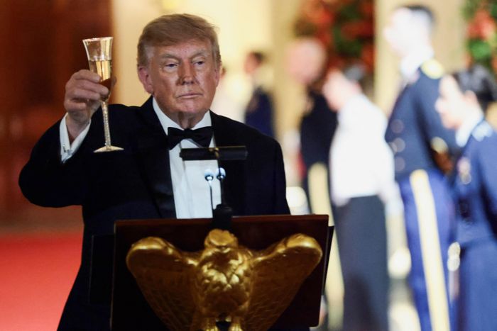 Giữa bài phát biểu và nghi thức nâng ly, Tổng thống Trump chuyển sự chú ý tới chính không gian nơi quốc yến đang diễn ra. Ông chúc mừng Chủ tịch Tập Cận Bình và phu nhân Bành Lệ Viện. “Xin chúc mừng Chủ tịch Tập, phu nhân Bành và mối quan hệ lâu dài giữa Trung Quốc và Mỹ, mối quan hệ đã vượt qua hàng nghìn dặm và kéo dài hàng trăm năm. Mong tất cả người dân hai nước có một tương lai hòa hợp, hòa bình và thành công”, ông Trump nói.