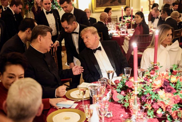 Tại bàn tiệc của Chủ tịch Tập Cận Bình và Tổng thống Trump có CEO Nvidia Jensen Huang, CEO Advanced Micro Devices Lisa Su, Chủ tịch điều hành Apple Tim Cook và CEO Tesla Elon Musk, cùng hai phu nhân và các thành viên gia đình Tổng thống Trump.