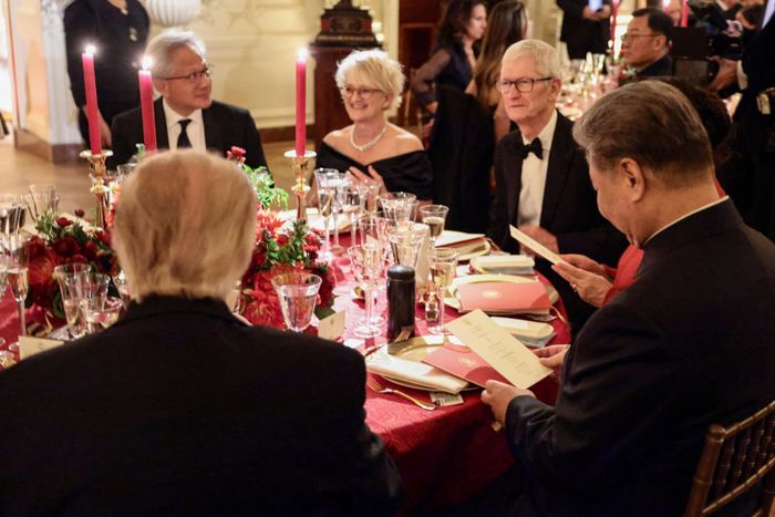CEO Nvidia Jensen Huang, cựu CEO Apple Tim Cook ngồi cùng bàn với Tổng thống Mỹ Donald Trump và Chủ tịch Trung Quốc Tập Cận Bình trong tiệc chiêu đãi tại Nhà Trắng tối 24/9. Ảnh: Reuters.