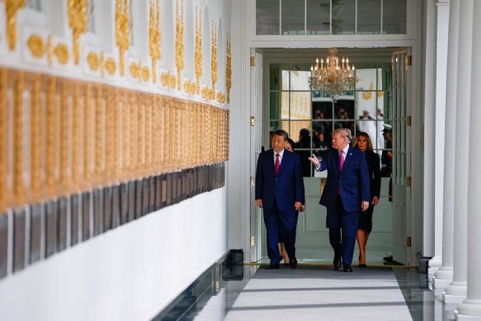 Ông Trump giới thiệu với ông Tập những bức ảnh được treo ở Cánh Tây, trong đó ghi lại các khoảnh khắc lãnh đạo Mỹ hiện diện tại nhiều nơi trên thế giới. Ảnh: Reuters.