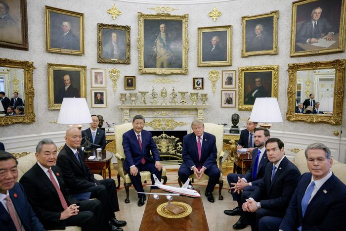 Phó Thủ tướng Trung Quốc Hà Lập Phong, Phó Tổng thống Mỹ J.D. Vance, Ngoại trưởng Mỹ Marco Rubio và Bộ trưởng Tài chính Mỹ Scott Bessent tham dự cuộc gặp giữa Tổng thống Mỹ Donald Trump và Chủ tịch Trung Quốc Tập Cận Bình tại Phòng Bầu dục, Nhà Trắng ở Washington, D.C. (Mỹ) ngày 24/9. Ảnh: Reuters.
