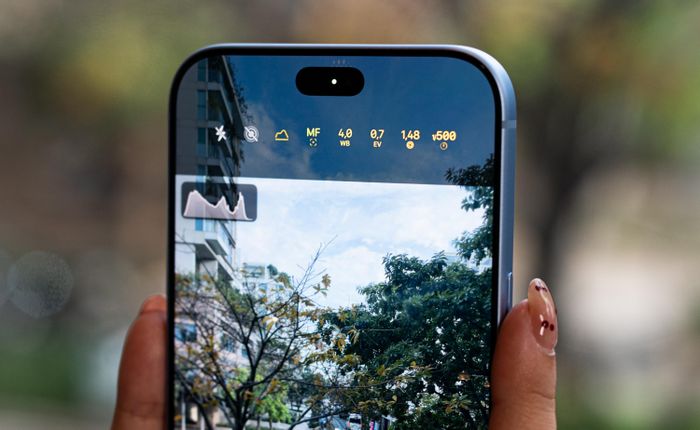  Bên cạnh khẩu độ, thay đổi lớn nhất trong trải nghiệm iPhone 18 Pro Max đến từ phần mềm. Hãng cho phép người dùng điều chỉnh hầu hết thông số cơ bản của nhiếp ảnh như tốc độ màn trập, cân bằng trắng. Người dùng có thể tùy biến giao diện để đưa những điều chỉnh quan trọng nhất lên màn hình, thậm chí hiển thị cả biểu đồ cân bằng sáng (histogram). Ảnh: Xuân Sang. 