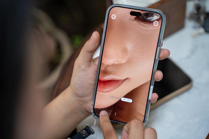  Khả năng tùy biến hình ảnh trên iPhone 18 Pro Max không chỉ nằm ở lúc bấm máy. Với Photographic Styles (kiểu màu chụp ảnh), người dùng có thể điều chỉnh cách ảnh thể hiện màu sắc và tông màu theo ý muốn. Trong phần chỉnh sửa, công cụ làm mịn da cũng cho phép can thiệp trực tiếp vào diện mạo nhân vật sau khi chụp. Những thao tác vốn thường được thực hiện bằng phần mềm hậu kỳ giờ có thể xử lý ngay trên điện thoại, từ định hướng màu sắc đến tinh chỉnh chi tiết trên chủ thể. 