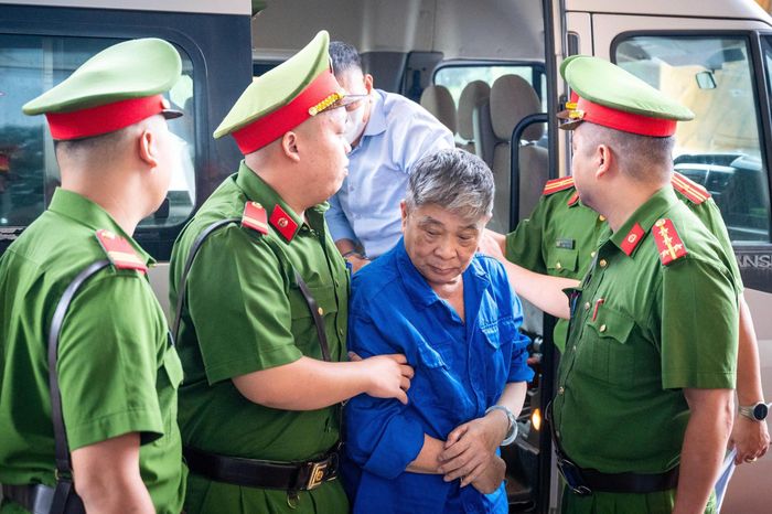  Gần 9h, cựu Giám đốc Ban Quản lý dự án Y tế trọng điểm Bộ Y tế Nguyễn Chiến Thắng cùng đồng phạm được dẫn giải đến tòa. 