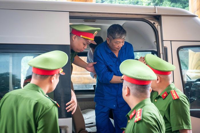  Tòa phúc thẩm TAND Tối cao tại Hà Nội mở phiên tòa xem xét đơn kháng cáo của 10 bị cáo trong vụ án vi phạm quy định về quản lý, sử dụng tài sản Nhà nước gây thất thoát, lãng phí tại 2 dự án Bệnh viện Bạch Mai và bệnh viện Việt Đức cơ sở 2. 