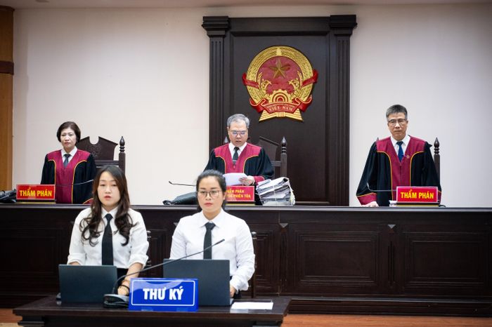  Phiên xét xử phúc thẩm dự kiến diễn ra trong ngày 25-26/9. Thẩm phán Võ Hồng Sơn làm chủ tọa phiên tòa. Trong phần thủ tục tại phiên tòa sáng 25/9, Hội đồng xét xử đọc đơn xin vắng mặt của cựu Bộ trưởng Nguyễn Thị Kim Tiến do đang điều trị nội trú tại Bệnh viện Thống Nhất (TP.HCM). 