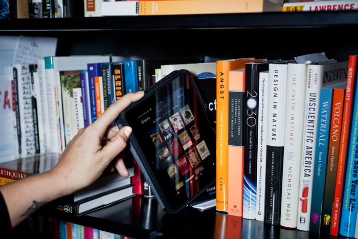 Hiện nay mỗi nhà xuất bản có thể có một hệ thống ebook riêng. Nhưng toàn ngành vẫn thiếu một hạ tầng đủ mạnh kết nối ISBN, CIP, metadata, quyền tác giả, dữ liệu bán hàng, ebook, audiobook, thư viện và dữ liệu thị trường. Ảnh minh họa.