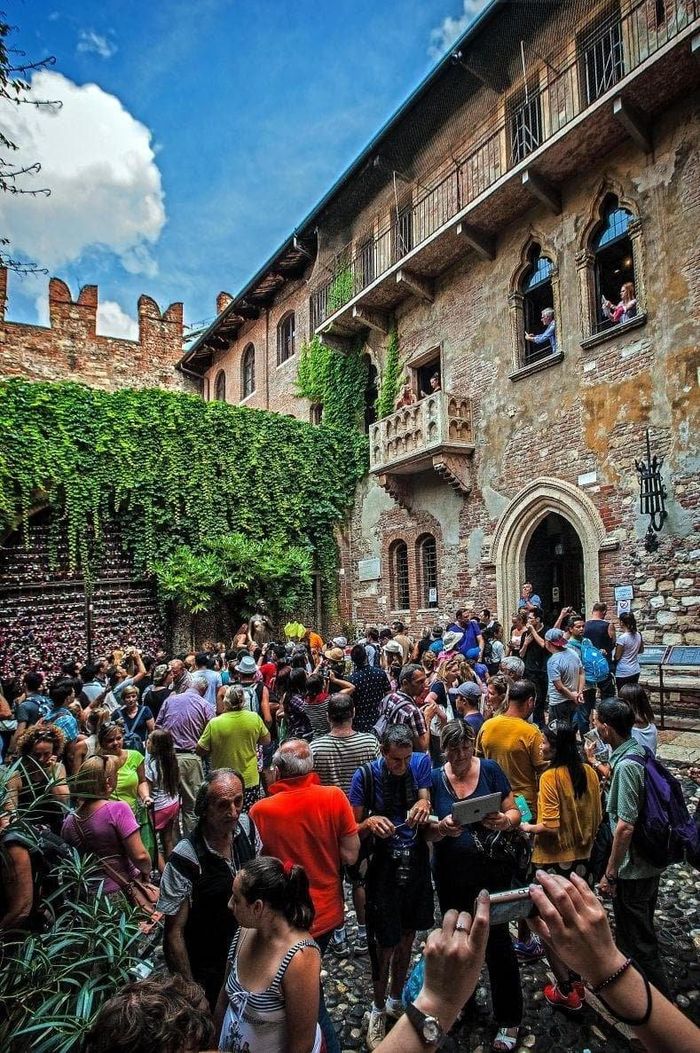 Ban công Casa di Giulietta là địa điểm nhiều khách du lịch ưa thích. Ảnh: 