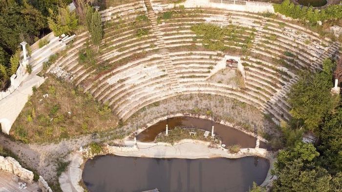  Ảnh chụp từ trên cao của Anfiteatro Porto degli Angeli ở Arcugnano với các bậc khán đài và hồ nước nhân tạo. Ảnh: Batch