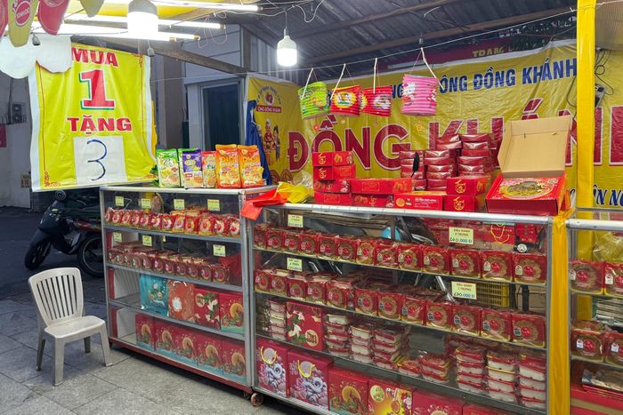 Các loại bánh rẻ hoặc cận ngày mà còn số lượng quá nhiều, người bán sẽ khuyến mại "mua 1 tặng 3". Ảnh: Anh Nguyễn.