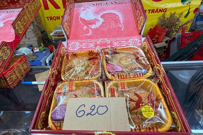 Một hộp bánh trung thu của thương hiệu Như Lan có giá đến 620.000 đồng nhưng đã sớm "cháy hàng". Ảnh: Anh Nguyễn.