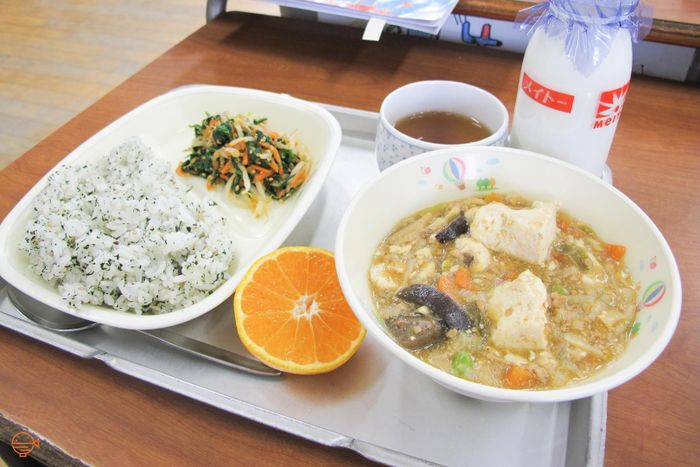Học sinh Nhật Bản tự phục vụ trong giờ ăn trưa. Ảnh: Japanese food guide.
