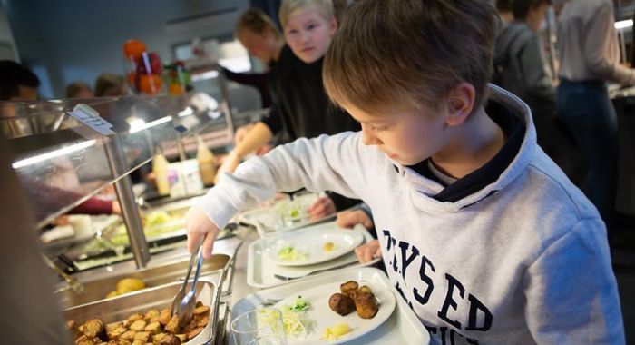 Học sinh ăn trưa tại căng tin trường theo hình thức tự phục vụ buffet. Ảnh: Satu Haavisto.