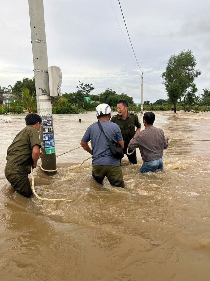 Lực lượng cứu hộ lao vào dòng nước chảy xiết để đưa nạn nhân vào bờ an toàn.