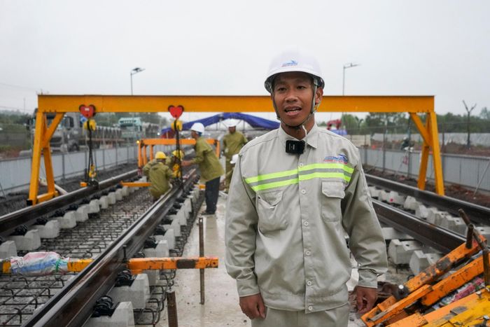  Ông Nguyễn Minh Đức, cán bộ kỹ thuật thuộc Ban điều hành Tập đoàn Đường sắt Quốc gia Việt Nam, đại diện liên danh nhà thầu, cho biết dự kiến đến tháng 2/2027, toàn bộ 17,59 km đường đôi sẽ hoàn tất lắp đặt ray. 