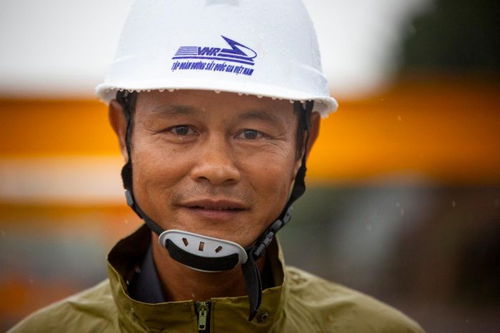  Thực tế, suốt 2 tháng vào Phú Quốc làm việc, ông cho biết gần một nửa số ngày đều có mưa. Dù vậy, ông và các nhân sự khác vẫn mặc áo mưa và trang bị bảo hộ để làm việc. 
