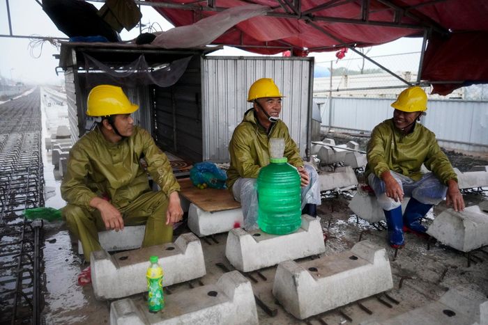  Theo ông Chính, công ty có chính sách hỗ trợ người lao động đi làm xa nhà, trong đó bố trí nơi ăn ở và các điều kiện sinh hoạt tại công trường. Thu nhập của người lao động tại Phú Quốc cũng tốt hơn so với các dự án ở đất liền. 