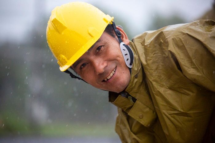  Ông Trương Quang Chính, quê Đông Anh (Hà Nội), cho biết tiến độ công trình lần này gấp rút hơn nhiều dự án trước đây ông từng tham gia. Các đội thi công phải liên tục điều chỉnh công việc theo điều kiện thời tiết để vừa đảm bảo tiến độ, vừa đáp ứng yêu cầu kỹ thuật. 